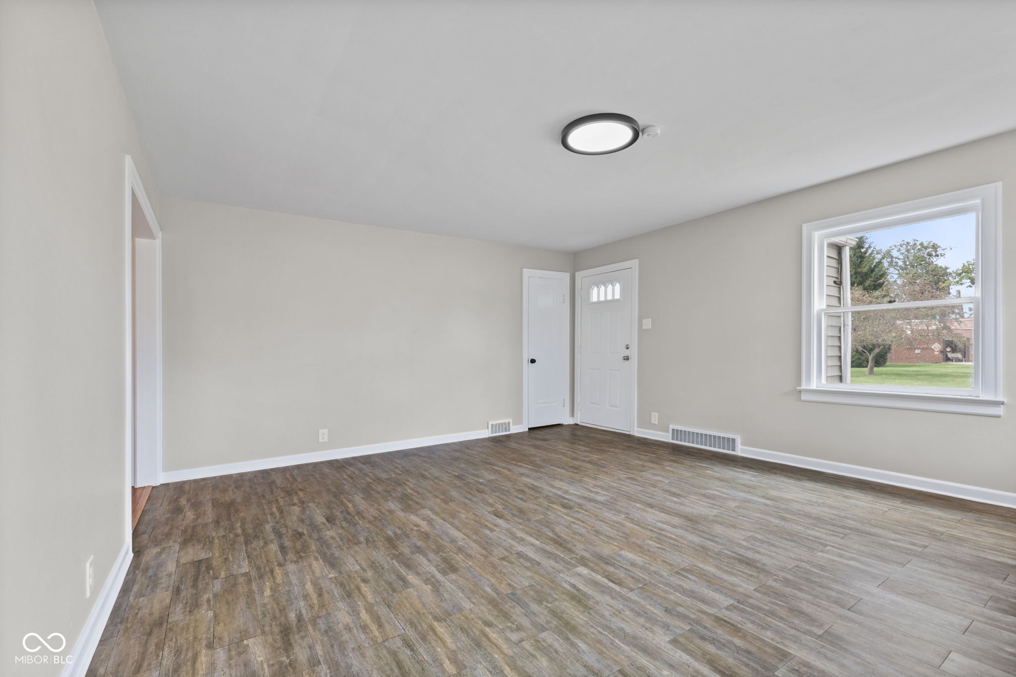 Photo 4 of Single family home for sale at 811 E Memorial Dr, Muncie, IN 47302 | MLS# 22123790 | Listing updated on 2026-09-06