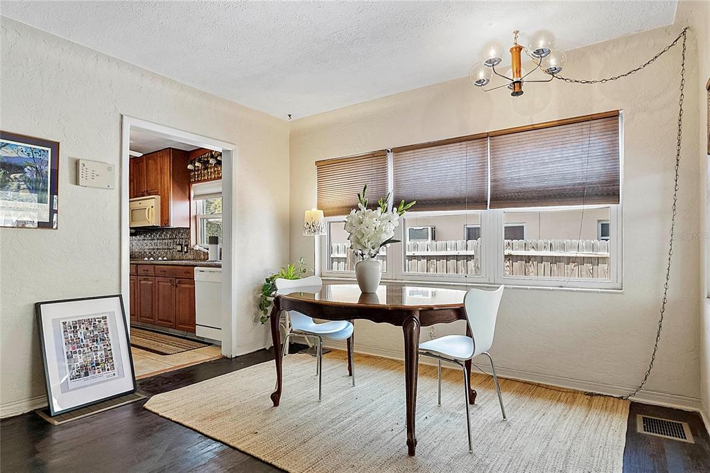 5th image of 560 62Nd Ave S, Saint Petersburg, FL 33705 | MLS# U8159669