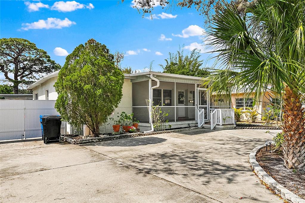 2nd image of 560 62Nd Ave S, Saint Petersburg, FL 33705 | MLS# U8159669