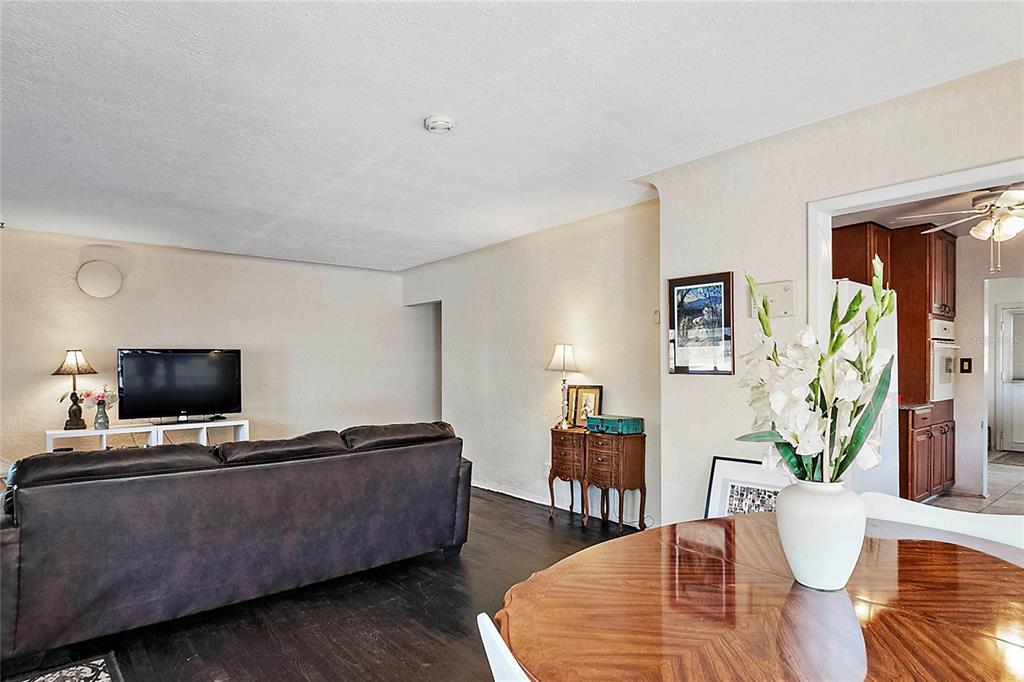 4th image of 560 62Nd Ave S, Saint Petersburg, FL 33705 | MLS# U8159669