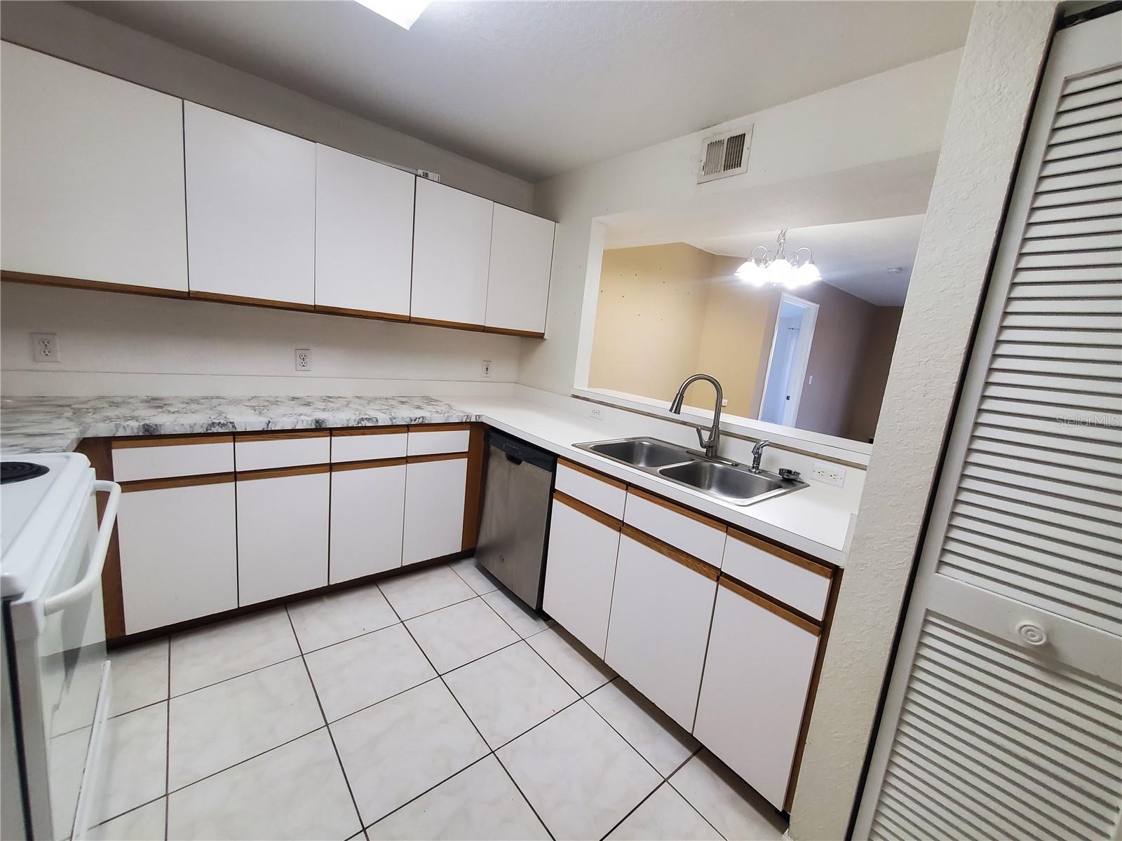 5th image of 2323 Feather Sound Dr #205, Clearwater, FL 33762 | MLS# U8244094
