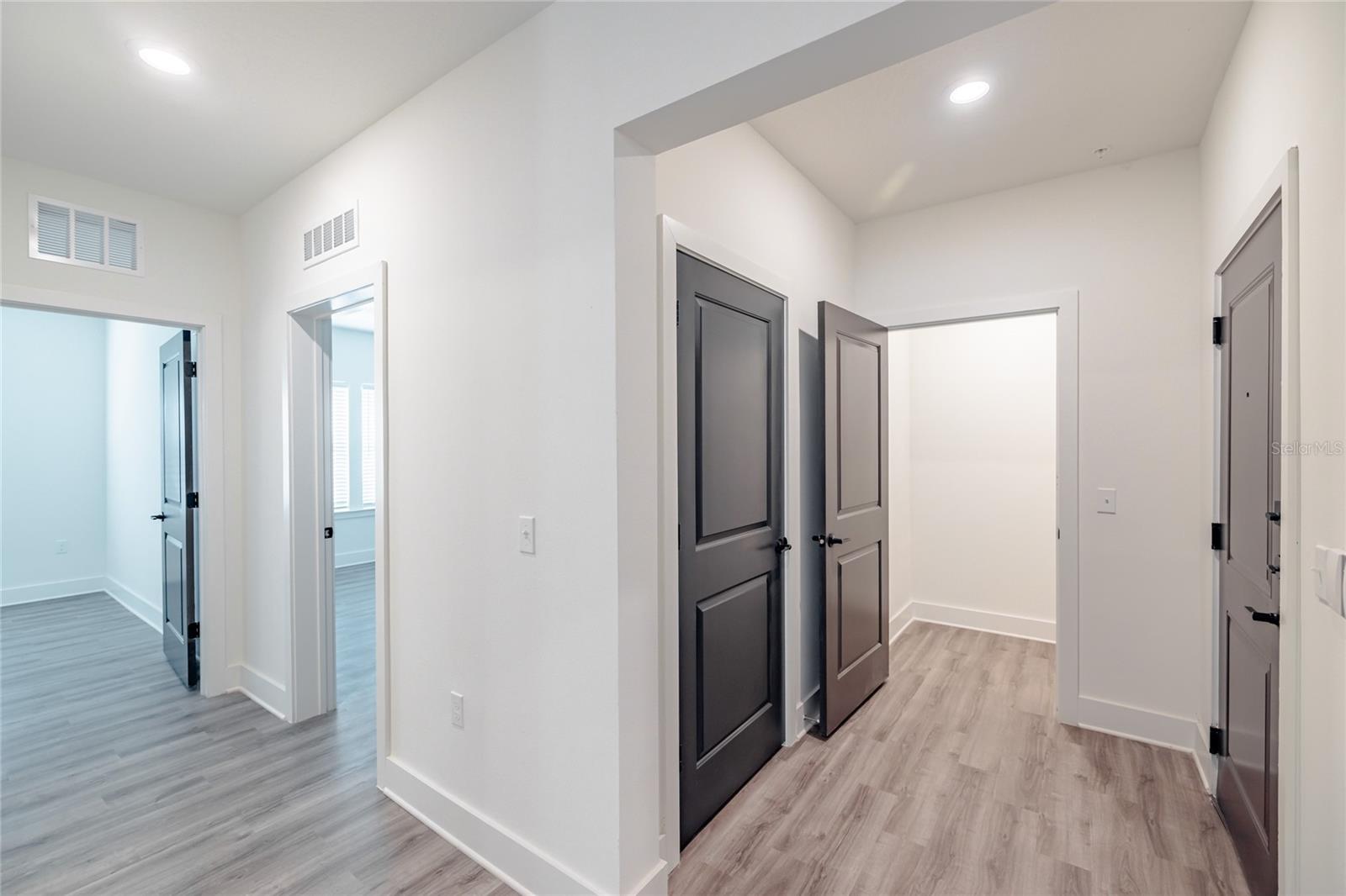 Homes for sale in Sarasota, FL | 1420 Lakefront Dr #6111, Sarasota, FL 34240 | MLS# A4638390