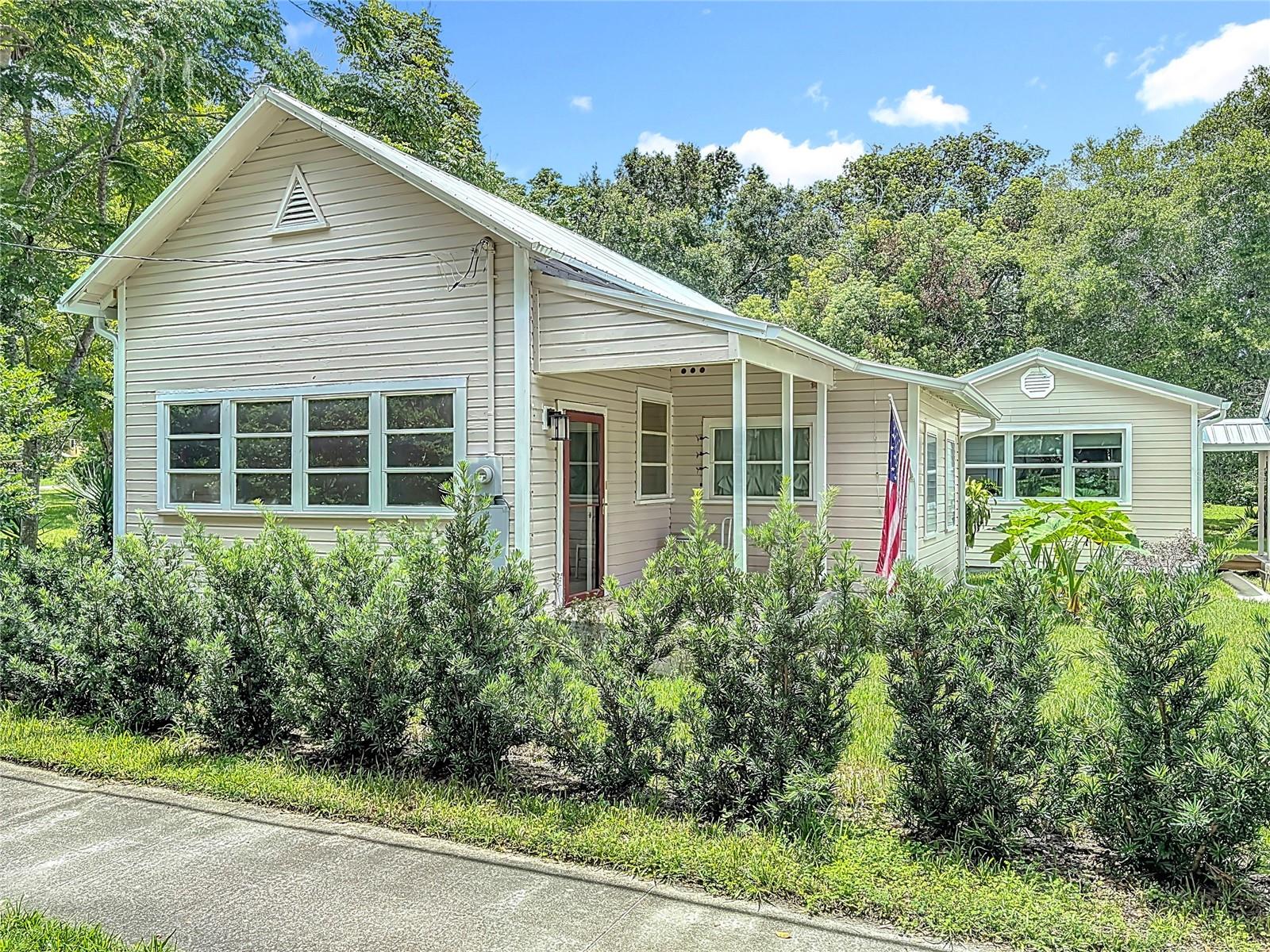 Homes for sale in Lake Helen, FL | 128 N Lakeview Dr, Lake Helen, FL 32744 | MLS# V4943544