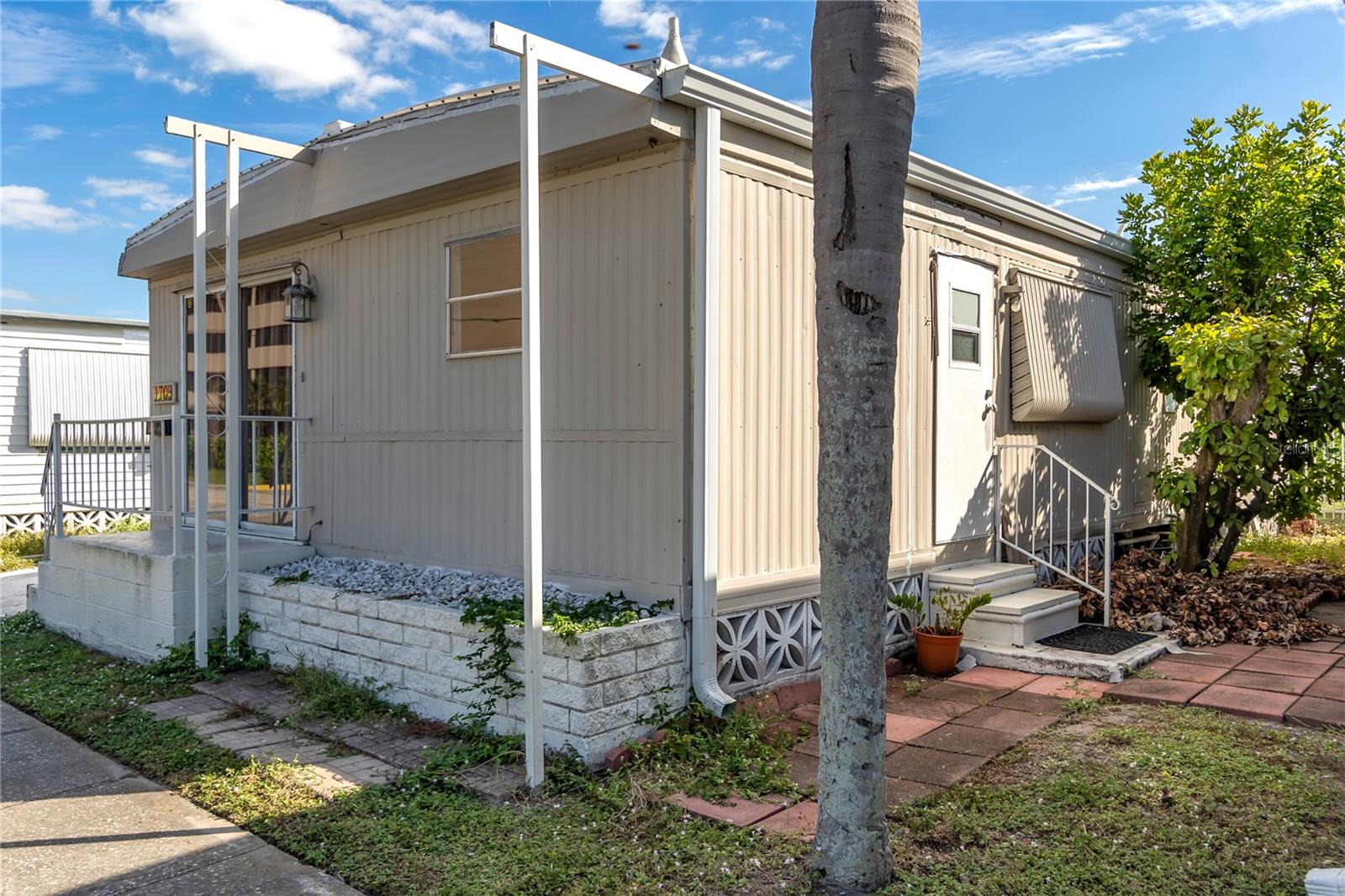 Homes for sale in Bradenton, FL | 1709 W 21St Ave W, Bradenton, FL 34205 | MLS# A4670610