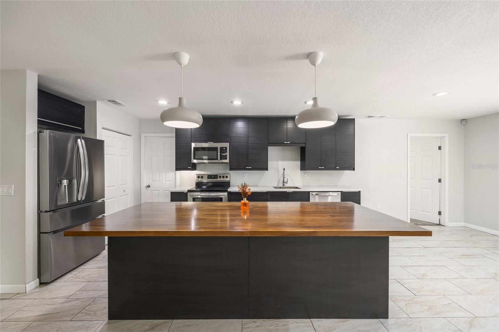 Homes for sale in Lakeland, FL | 934 Point View Ln, Lakeland, FL 33813 | MLS# TB8450542