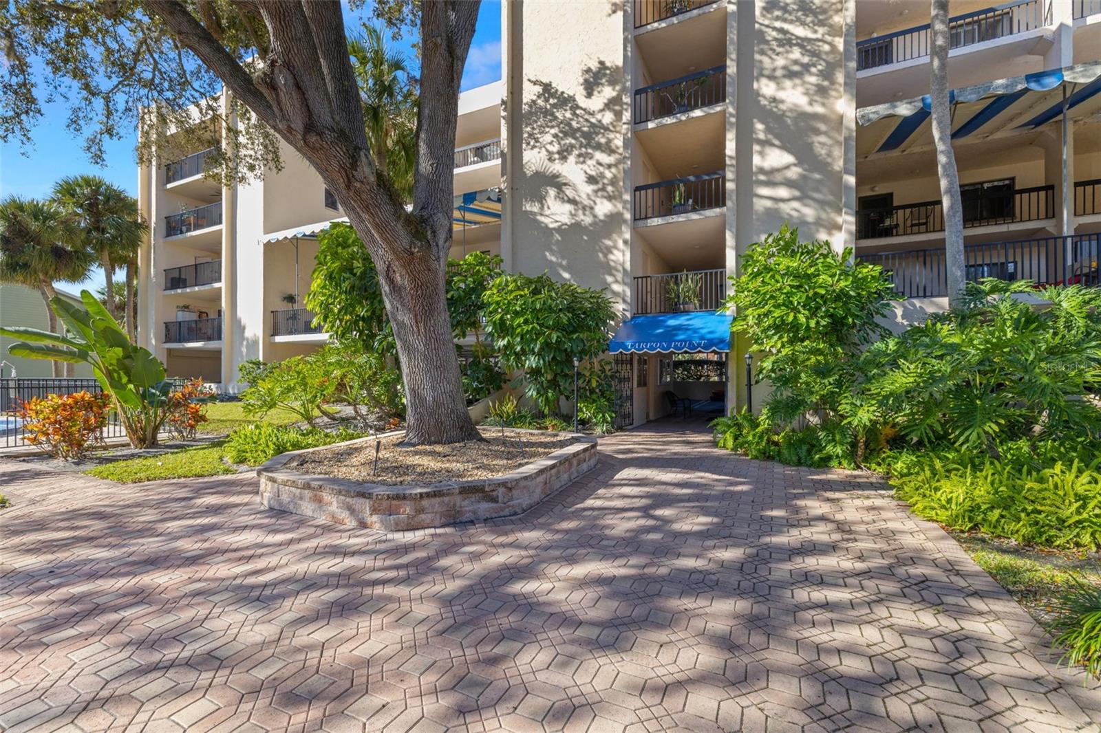 3rd image of 402 Tarpon Pt, Tarpon Springs, FL 34689 | MLS# TB8470605