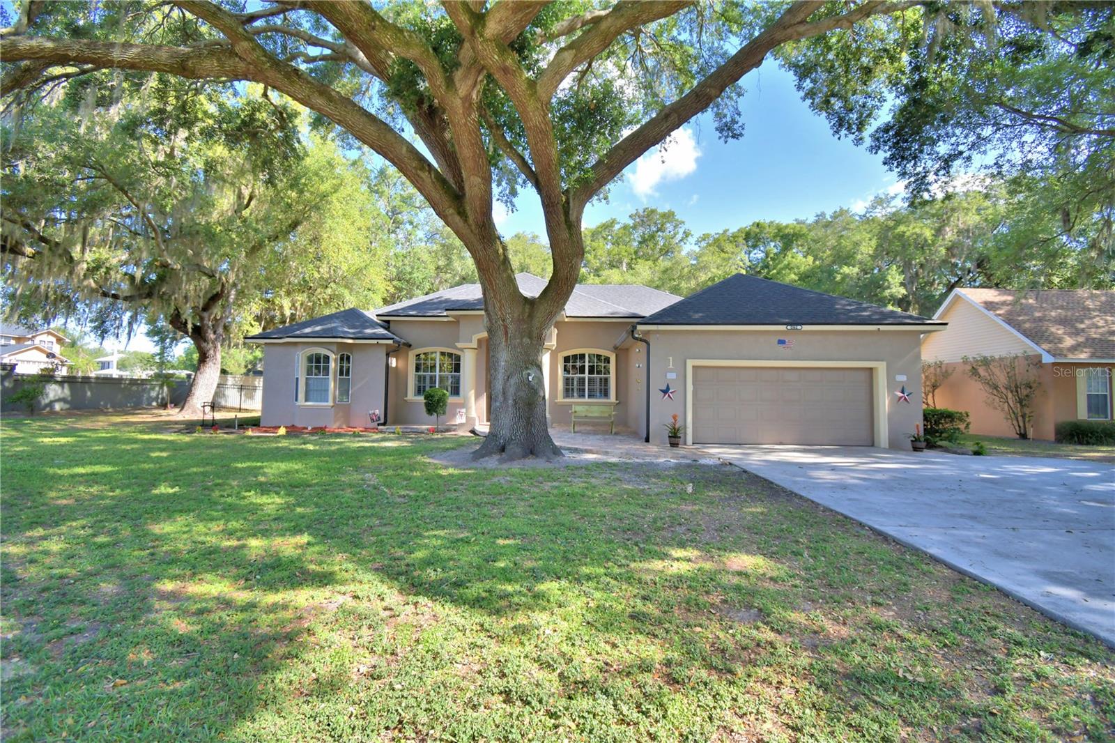 1st image of 1 Lake Eloise Ln, Winter Haven, FL 33884 | MLS# L4959150