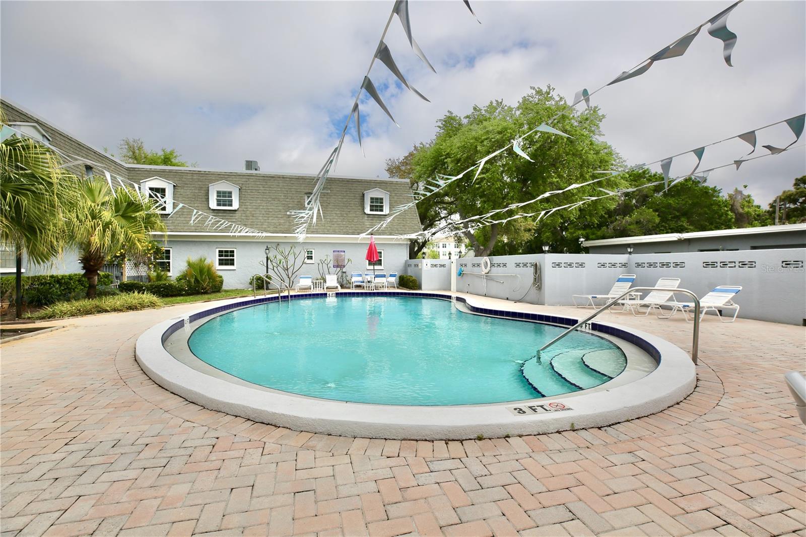 2nd image of 1713 Belleair Forest Dr, BELLEAIR, FL 33756
