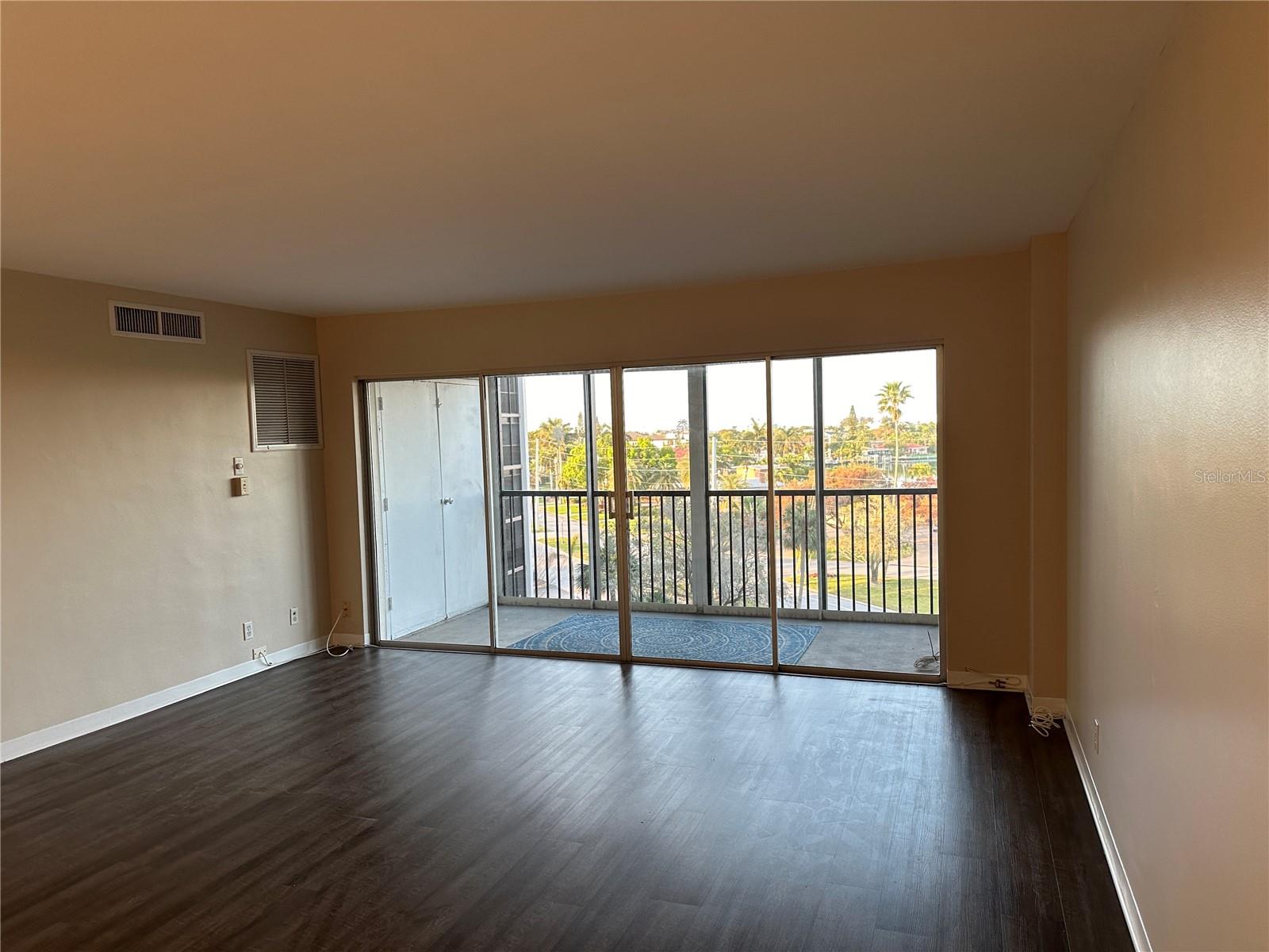 4th image of 10355 Paradise Blvd #414, Treasure Island, FL 33706 | MLS# TB8491853