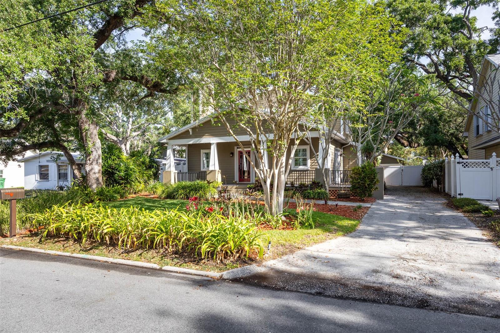 3rd image of 3311 W Hawthorne Rd, Tampa, FL 33611 | MLS# TB8498593