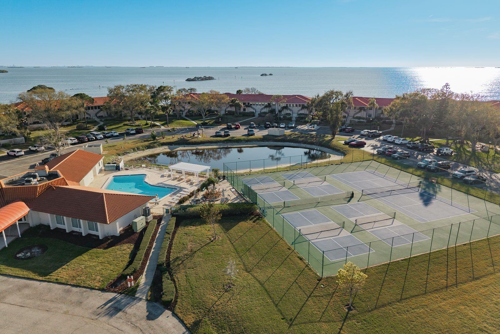 2nd image of 302 Mariner Dr, TARPON SPRINGS, FL 34689