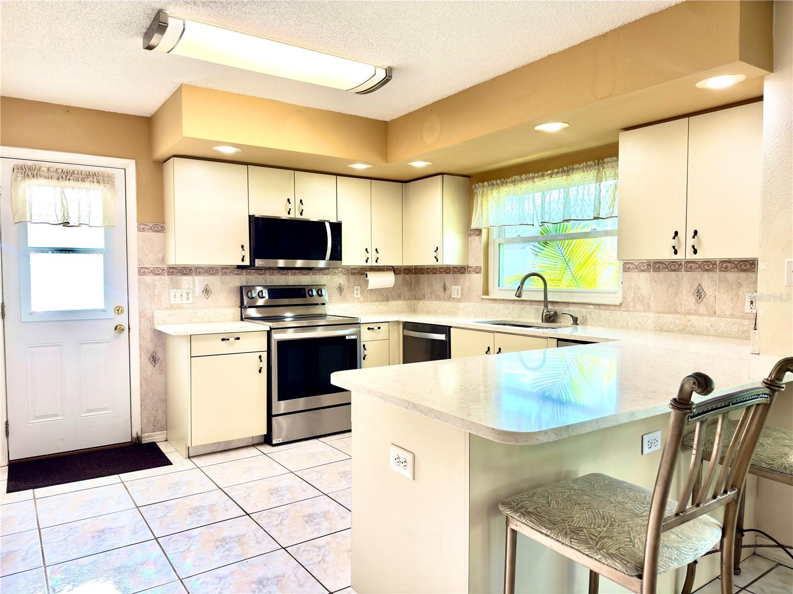 3rd image of 1702 Sunkissed Dr, Tarpon Springs, FL 34689 | MLS# TB8502362