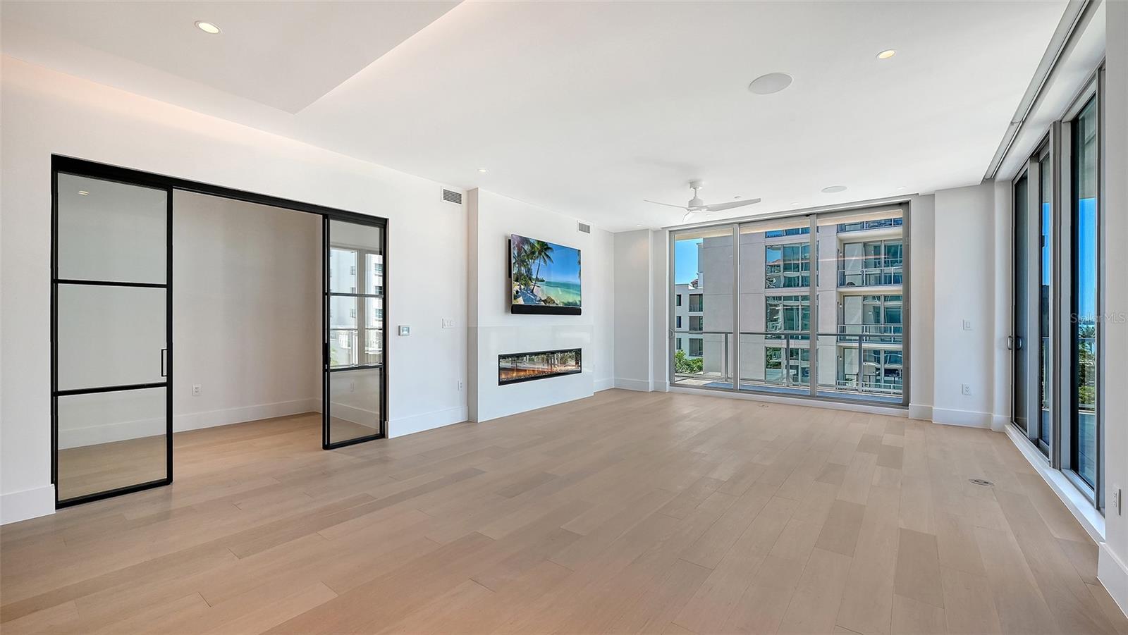 3rd image of 253 Golden Gate Pt #401, Sarasota, FL 34236 | MLS# A4694319