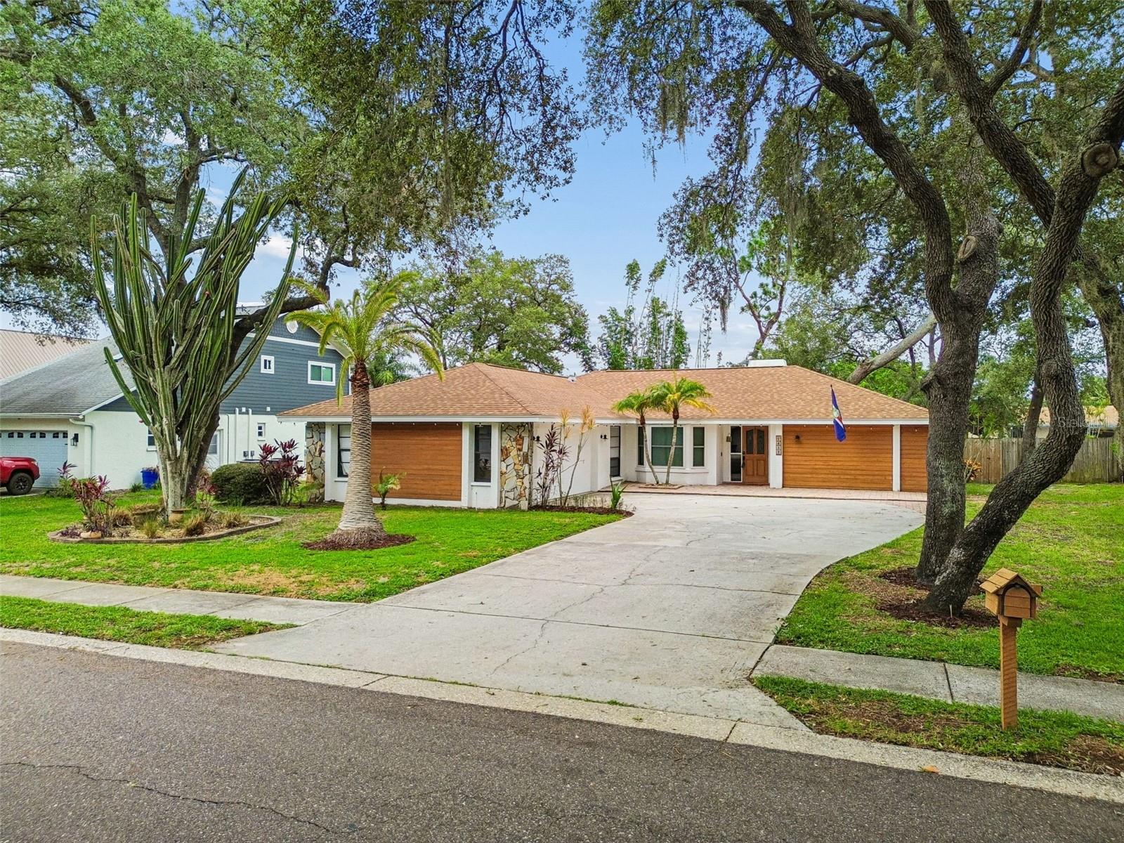 2nd image of 1425 Poinsettia Ave, Tarpon Springs, FL 34689 | MLS# TB8517370