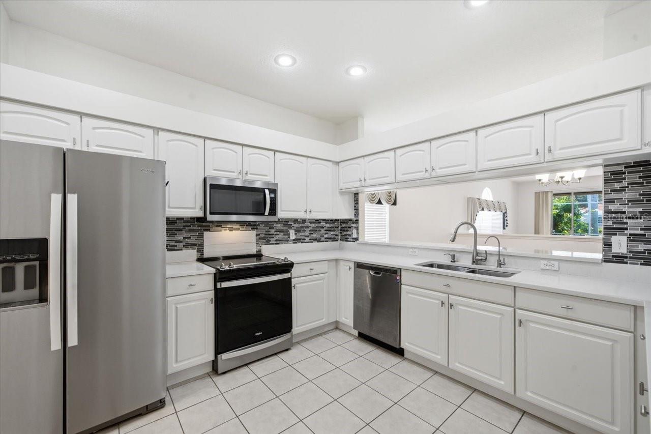 3rd image of 1333 Lindenwood Dr, Tarpon Springs, FL 34688 | MLS# TB8526538