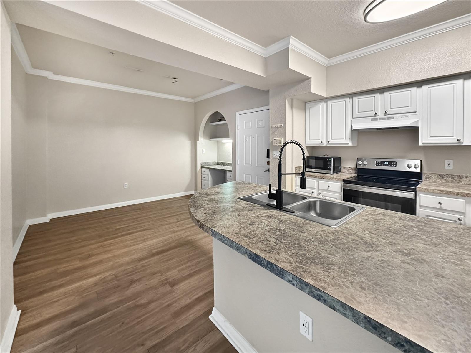 2nd image of 911 N Orange Ave, Orlando, FL 32801