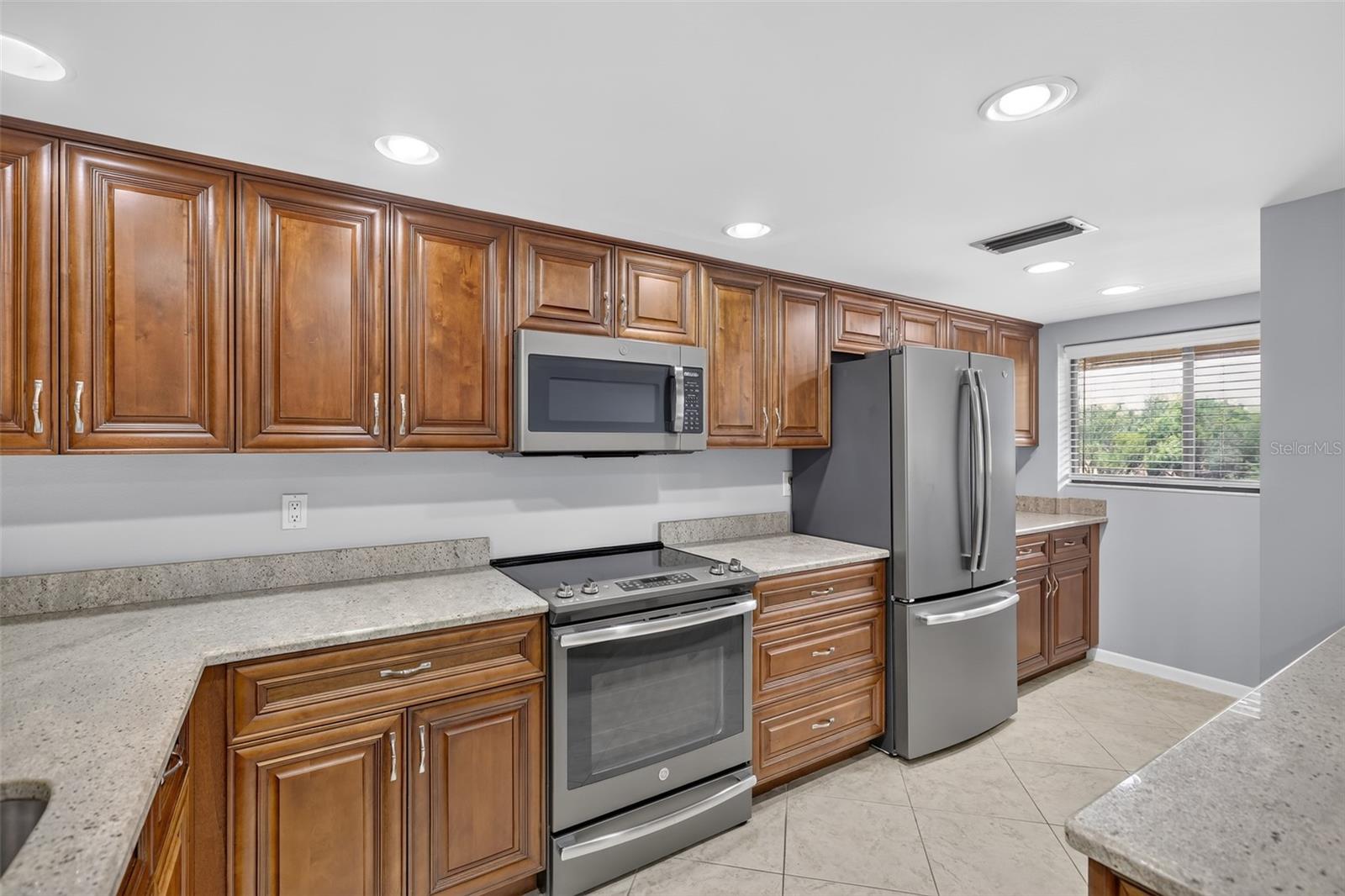 3rd image of 1724 Golfview Dr, Tarpon Springs, FL 34689 | MLS# O6423585