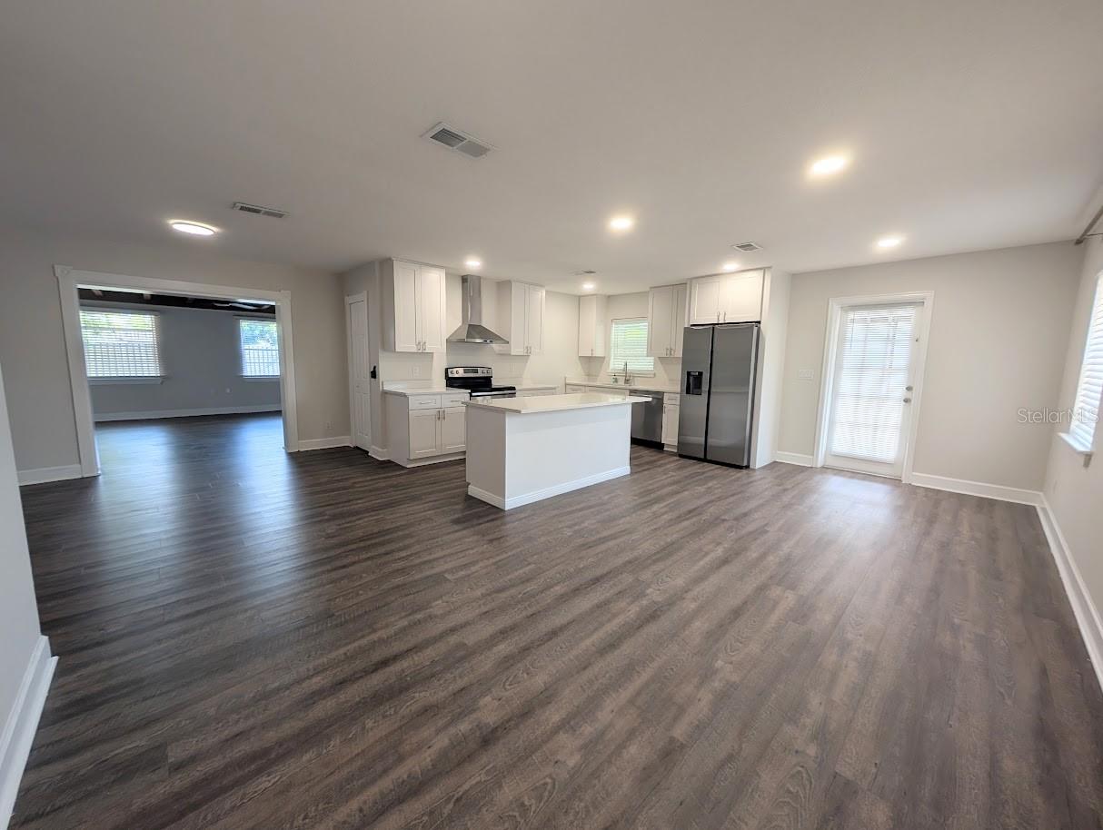 3rd image of 3902 W Paxton Ave, Tampa, FL 33611 | MLS# TB8528134
