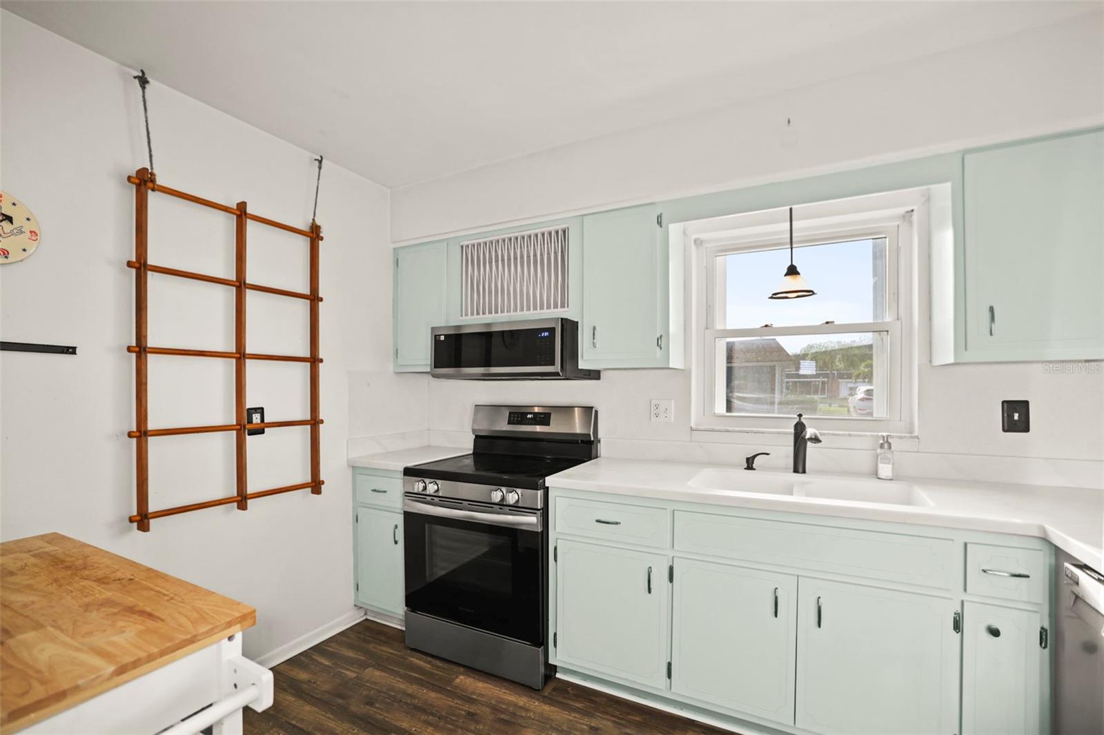 5th image of 180 Sky Loch Dr W, Dunedin, FL 34698 | MLS# TB8528643