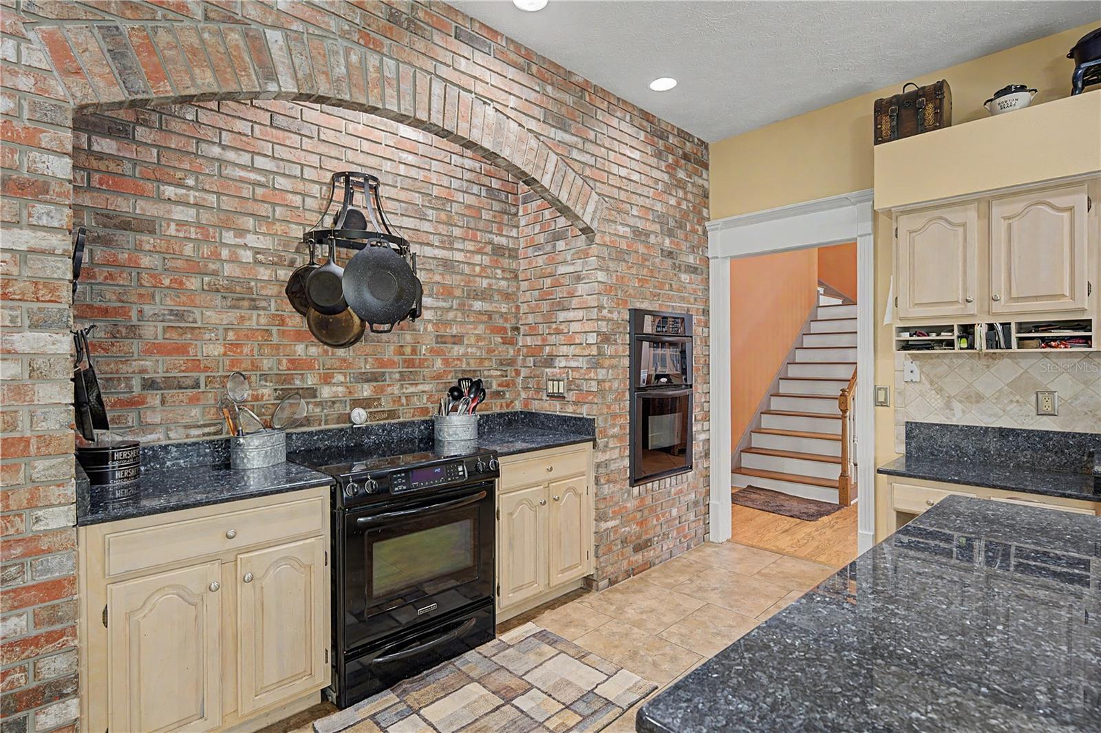 4th image of 2004 Oakwood Knoll Ct, Valrico, FL 33596 | MLS# TB8529278