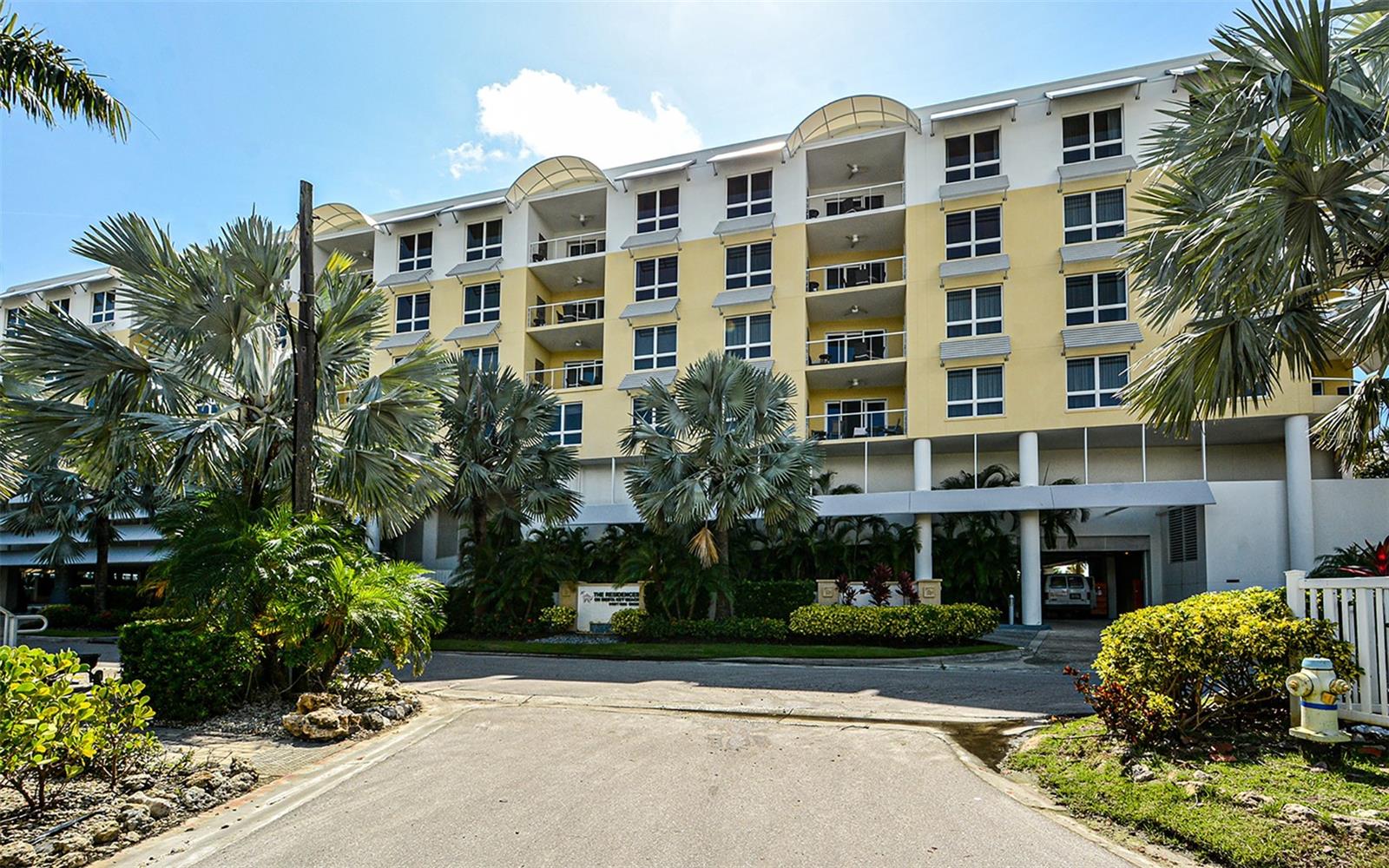 2nd image of 915 Seaside Dr #613, Weeks 32-33, Sarasota, FL 34242 | MLS# A4700052