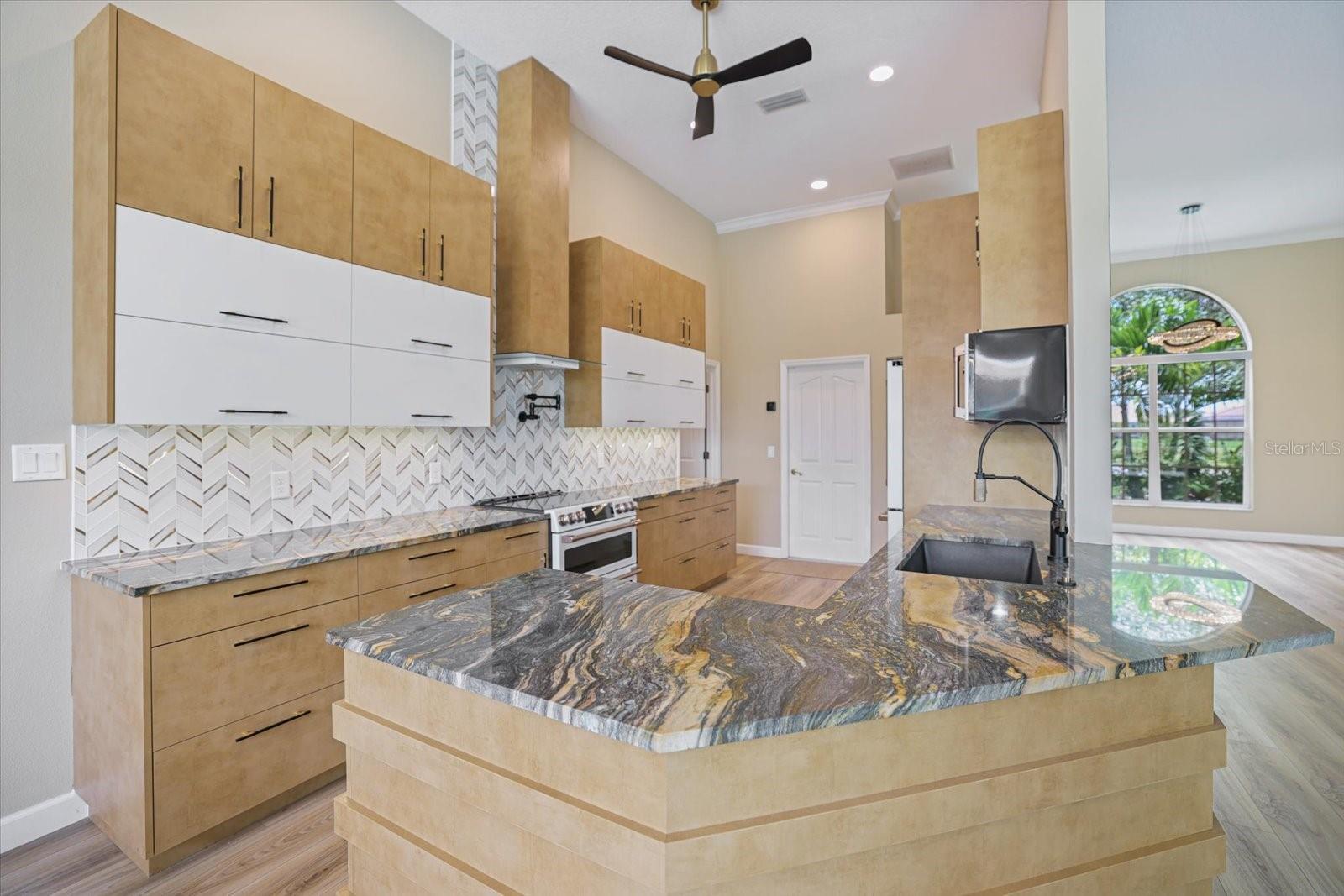 4th image of 567 Lake Of The Woods Dr, Venice, FL 34293 | MLS# A4700082