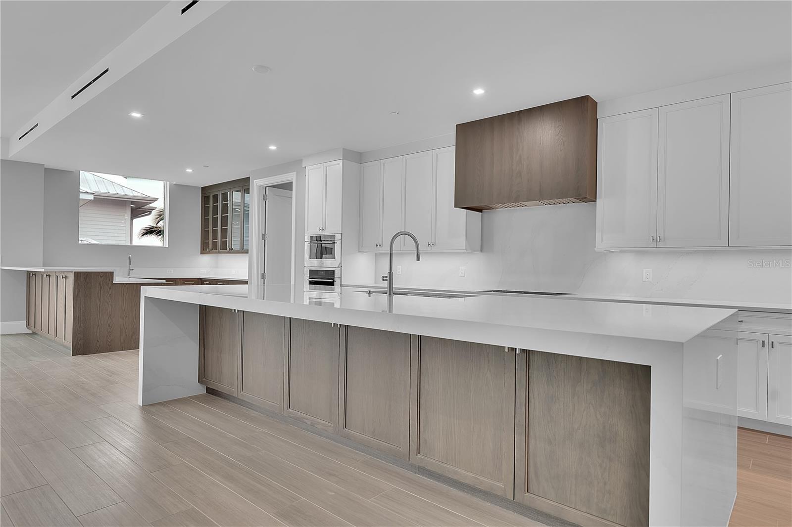 3rd image of 70 Avenida Veneccia #304, Sarasota, FL 34242 | MLS# A4700103