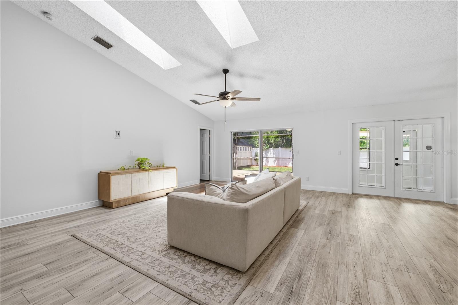 3rd image of 1570 Club Dr, Tarpon Springs, FL 34689 | MLS# TB8529875