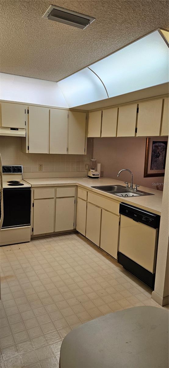 5th image of 12027 Hoosier Ct, Bayonet Point, FL 34667