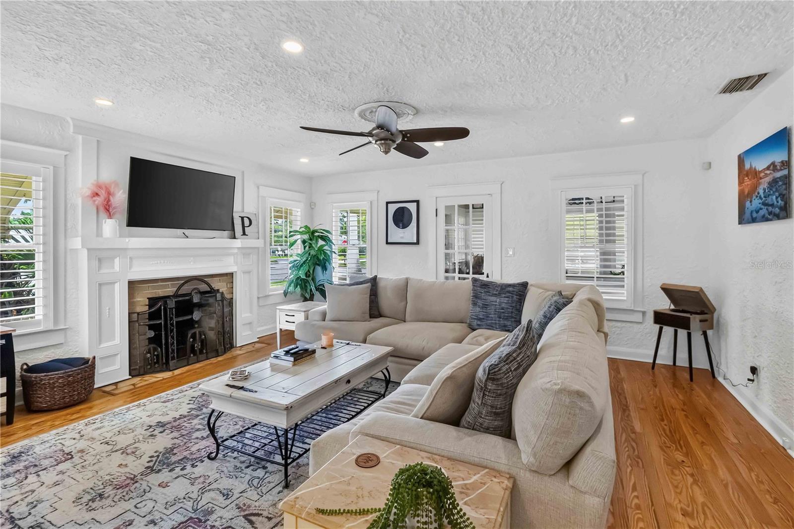 4th image of 2016 Virginia Dr, Bradenton, FL 34205 | MLS# A4700543