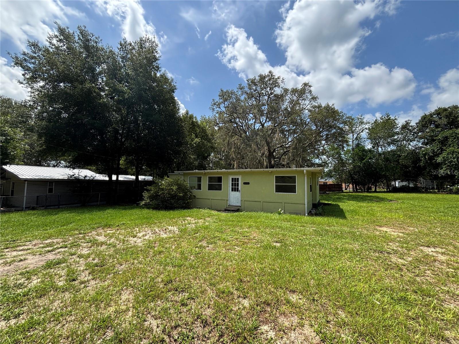 3rd image of 18274 Se 22Nd Pl, Silver Springs, FL 34488 | MLS# OM728850