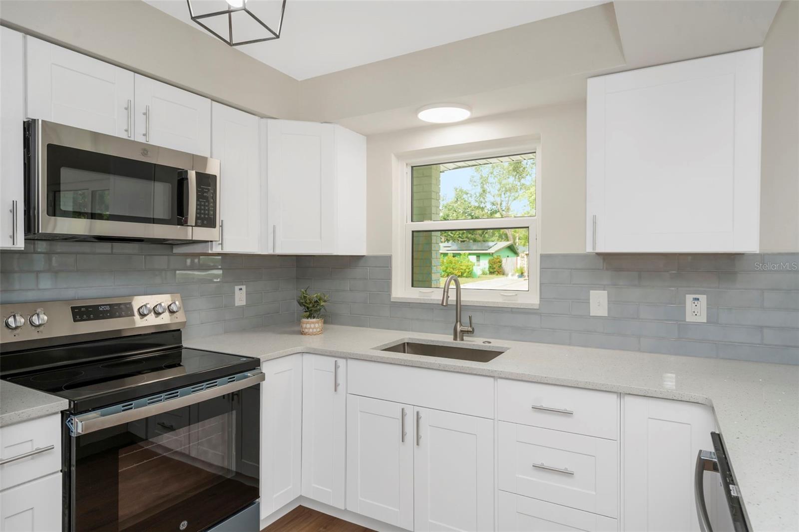 4th image of 19 Ventura Dr, Dunedin, FL 34698 | MLS# TB8531611