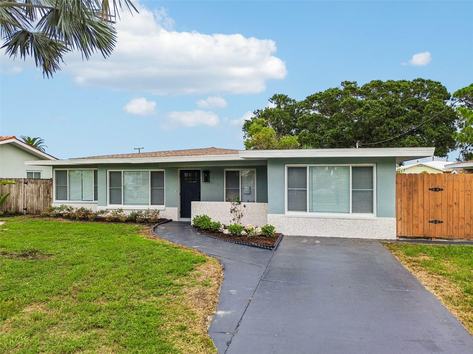 2nd image of 403 Driftwood Dr W, Palm Harbor, FL 34683 | MLS# TB8532242
