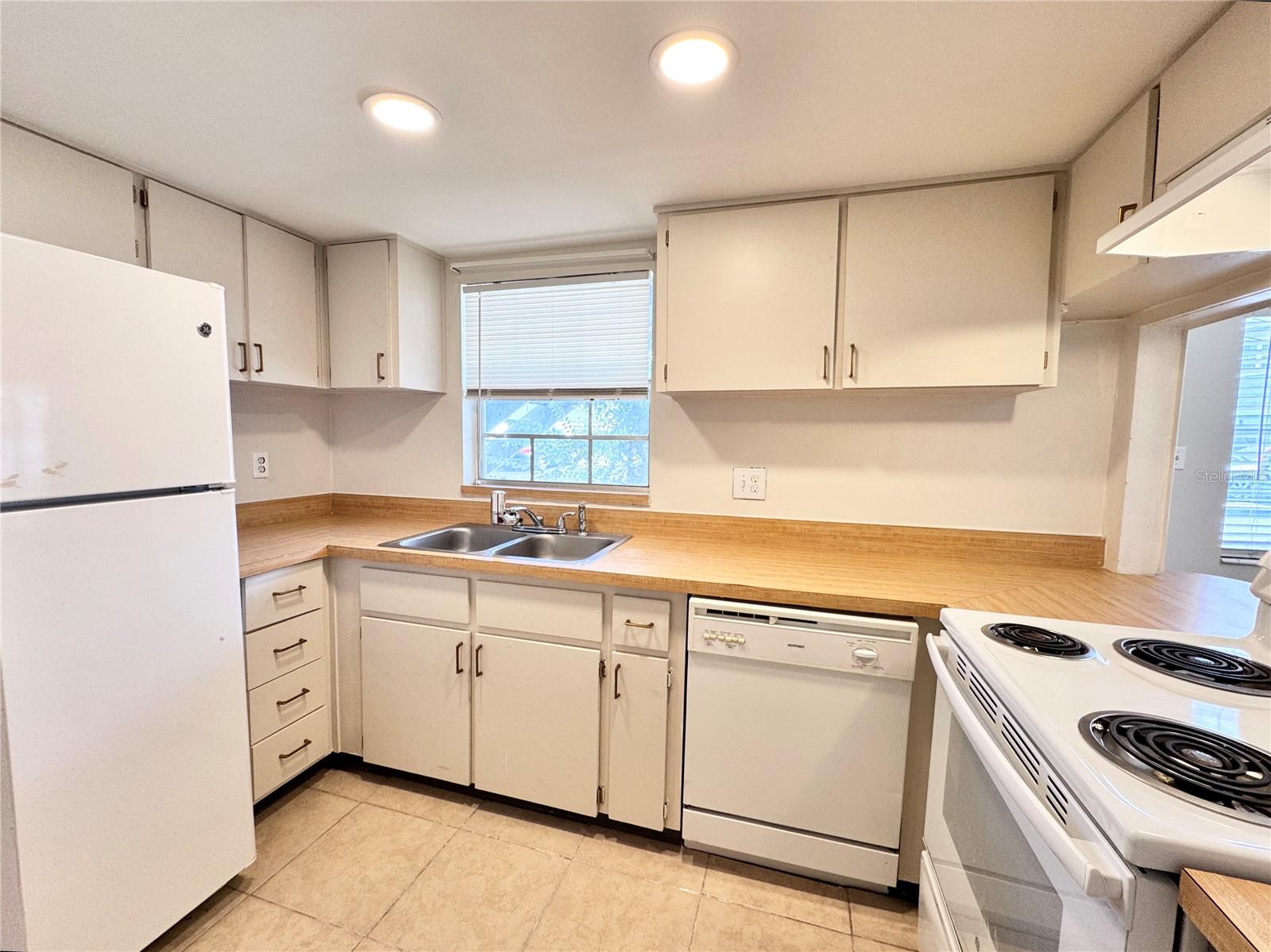 2nd image of 1000 S Semoran Blvd, Orlando, FL 32792