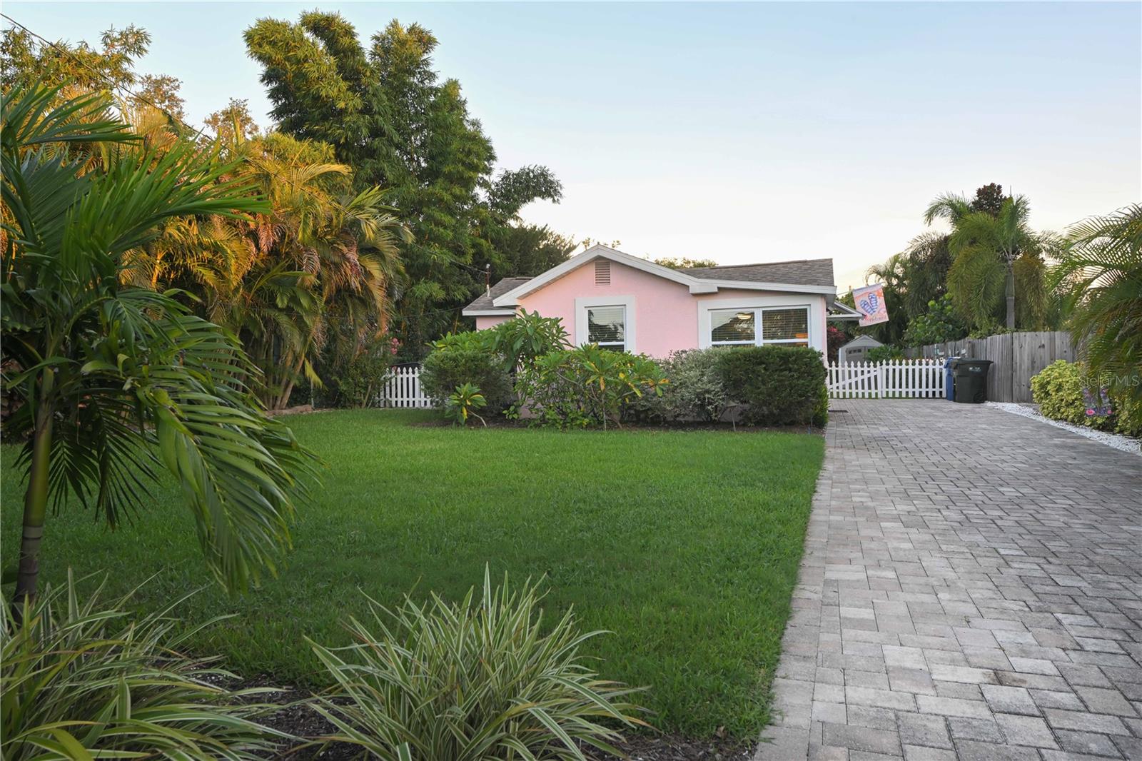 1st image of 621 Mehlenbacher Rd, Belleair Bluffs, FL 33770 | MLS# TB8533047