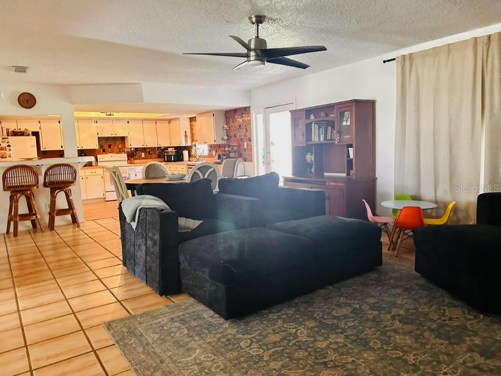 3rd image of 1831 Kim Acres Ln, Dover, FL 33527 | MLS# TB8533100