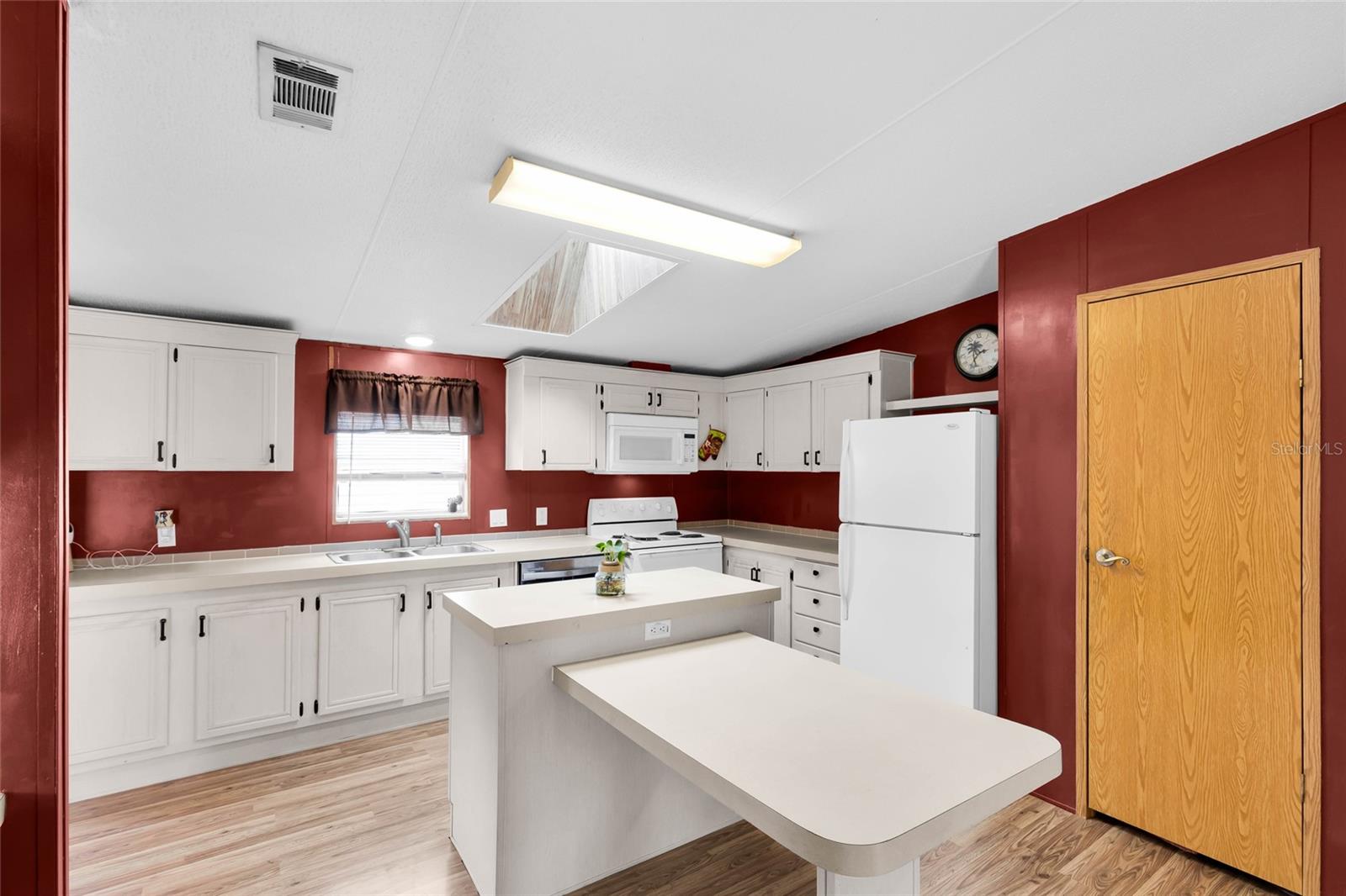 5th image of 16 Cayman Cir, Umatilla, FL 32784 | MLS# G5115619