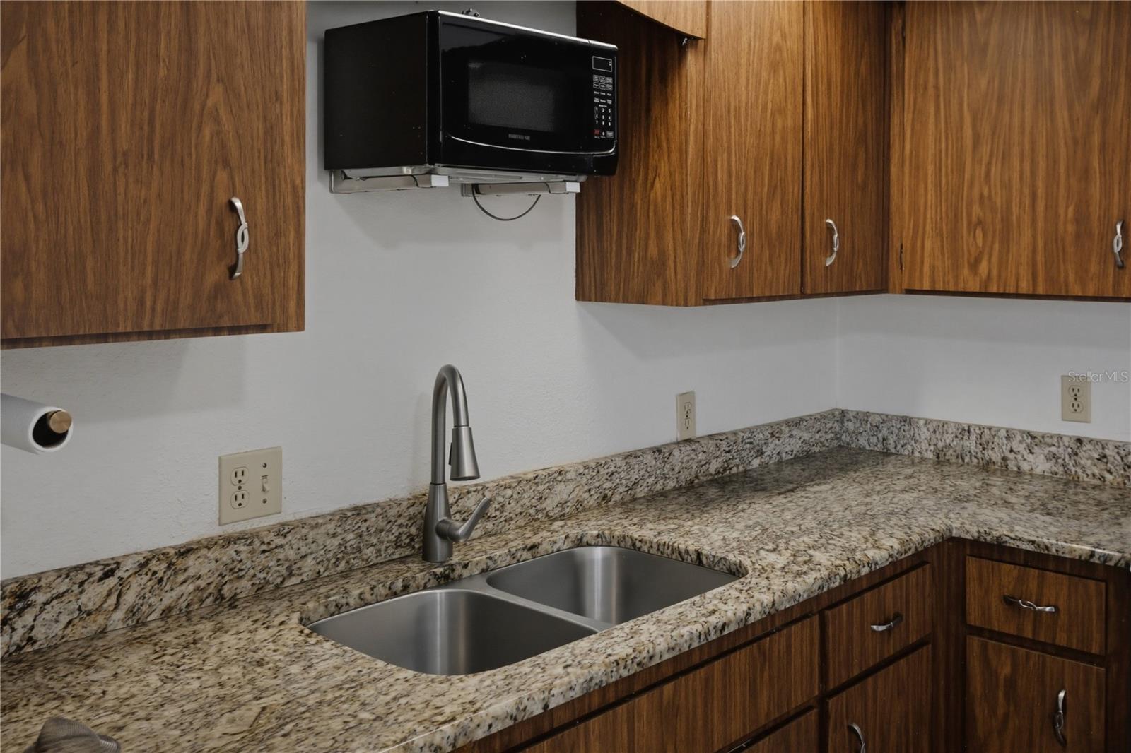 3rd image of 101 Lake Hunter Dr #11, Lakeland, FL 33803 | MLS# L4963875