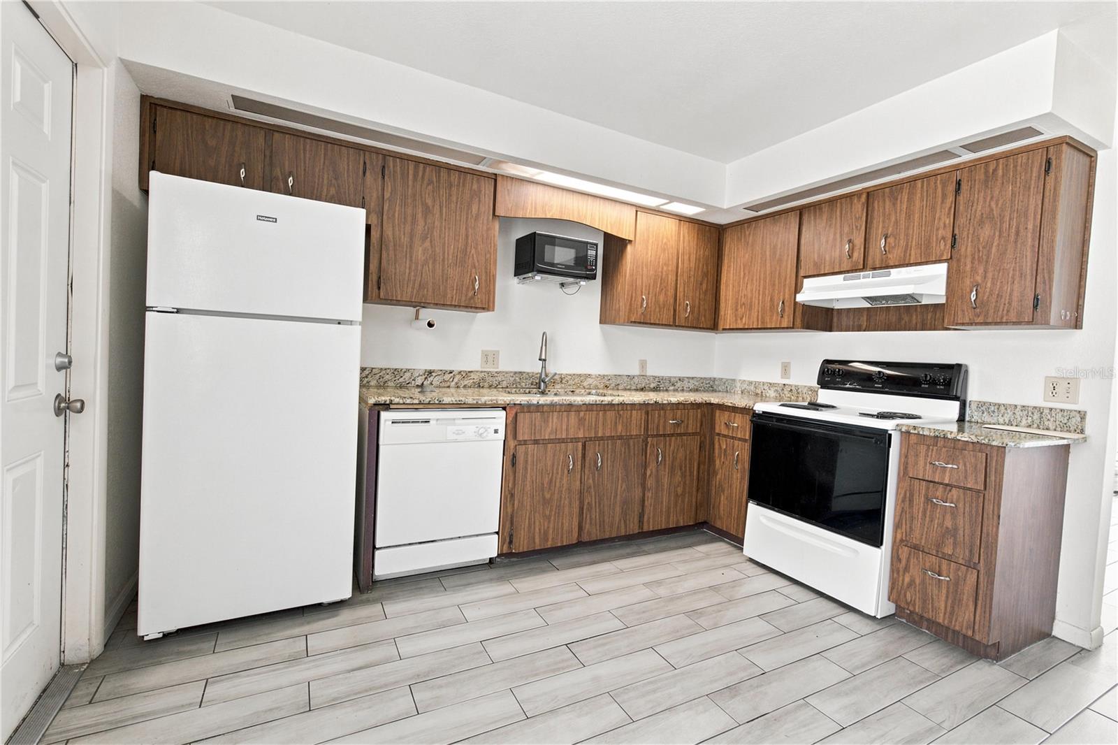 4th image of 101 Lake Hunter Dr #11, Lakeland, FL 33803 | MLS# L4963875