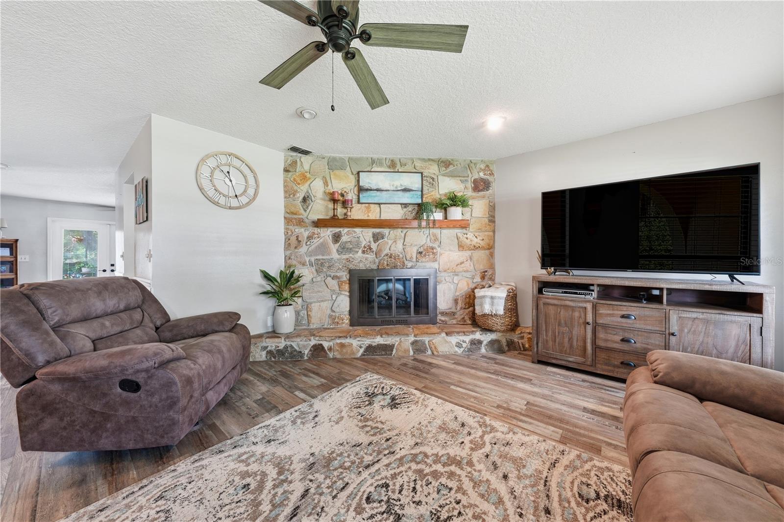 4th image of 41300 Dixie Ave, Umatilla, FL 32784 | MLS# G5115858