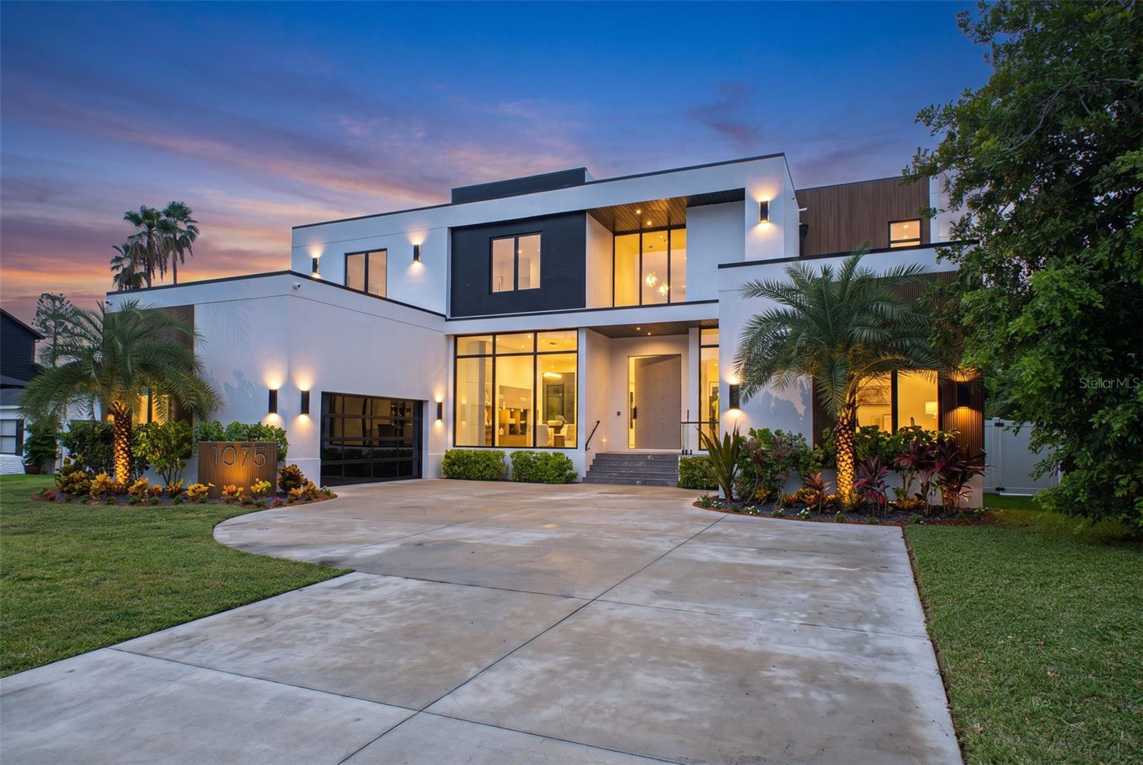 Photo 1 of Single family home for sale at 1076 Snell Isle Blvd NE, Saint Petersburg, FL 33704 | MLS# TB8535128 | Listing updated on 2026-08-23