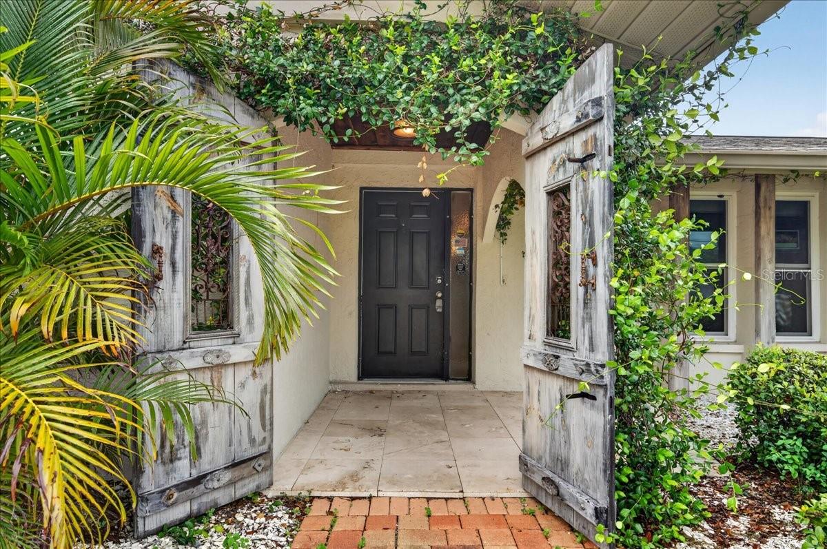4th image of 1221 E Lime St, Tarpon Springs, FL 34689 | MLS# TB8535324