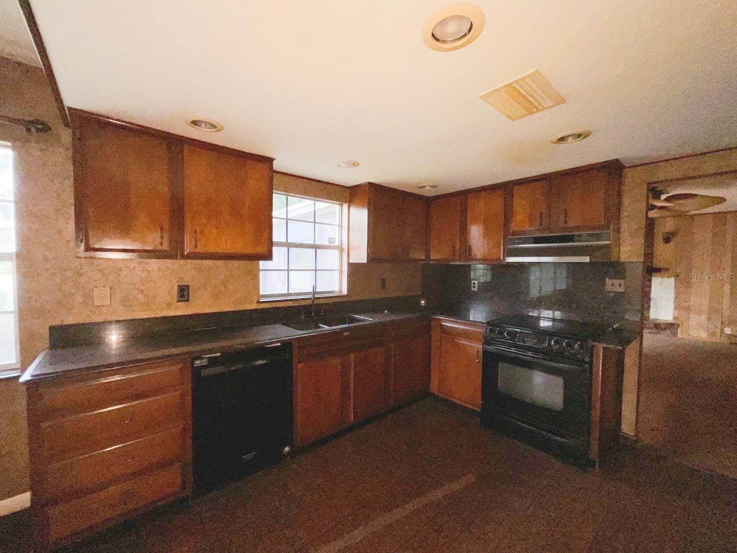 3rd image of 603 W Ocala St, Umatilla, FL 32784 | MLS# O6430745