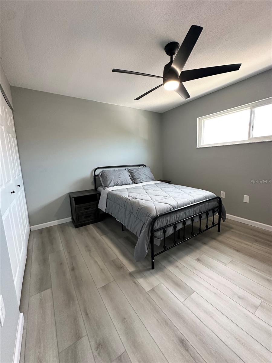 4th image of 460 E Base Ave, Venice, FL 34285