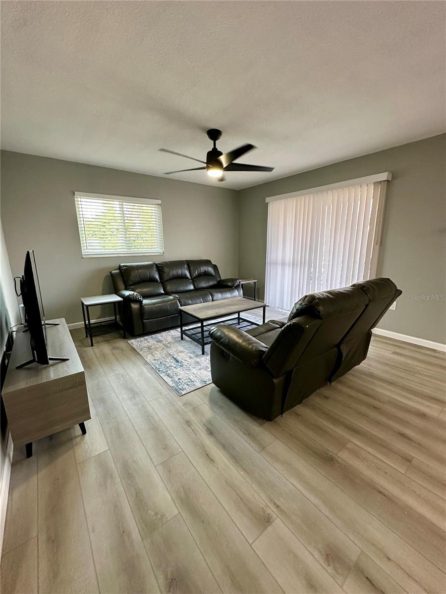 2nd image of 460 E Base Ave, VENICE, FL 34285