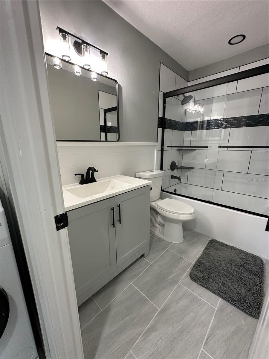 5th image of 460 E Base Ave, Venice, FL 34285