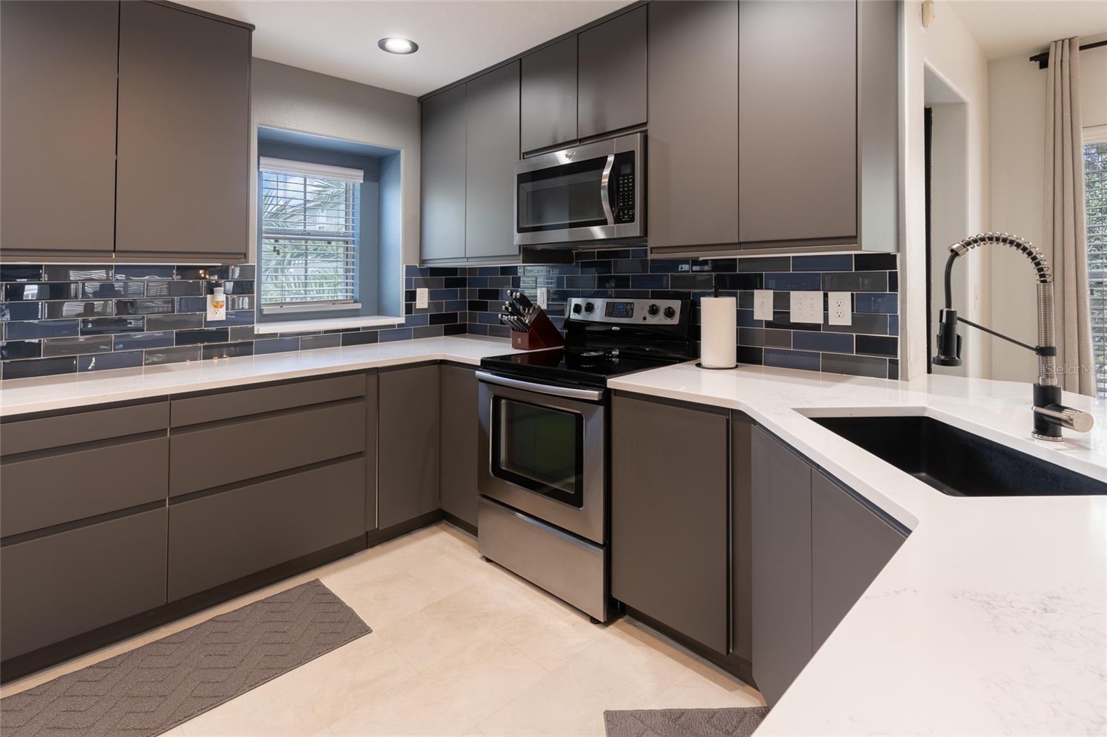 3rd image of 528 Vincinda Crest Wy, Tampa, FL 33619 | MLS# TB8536557
