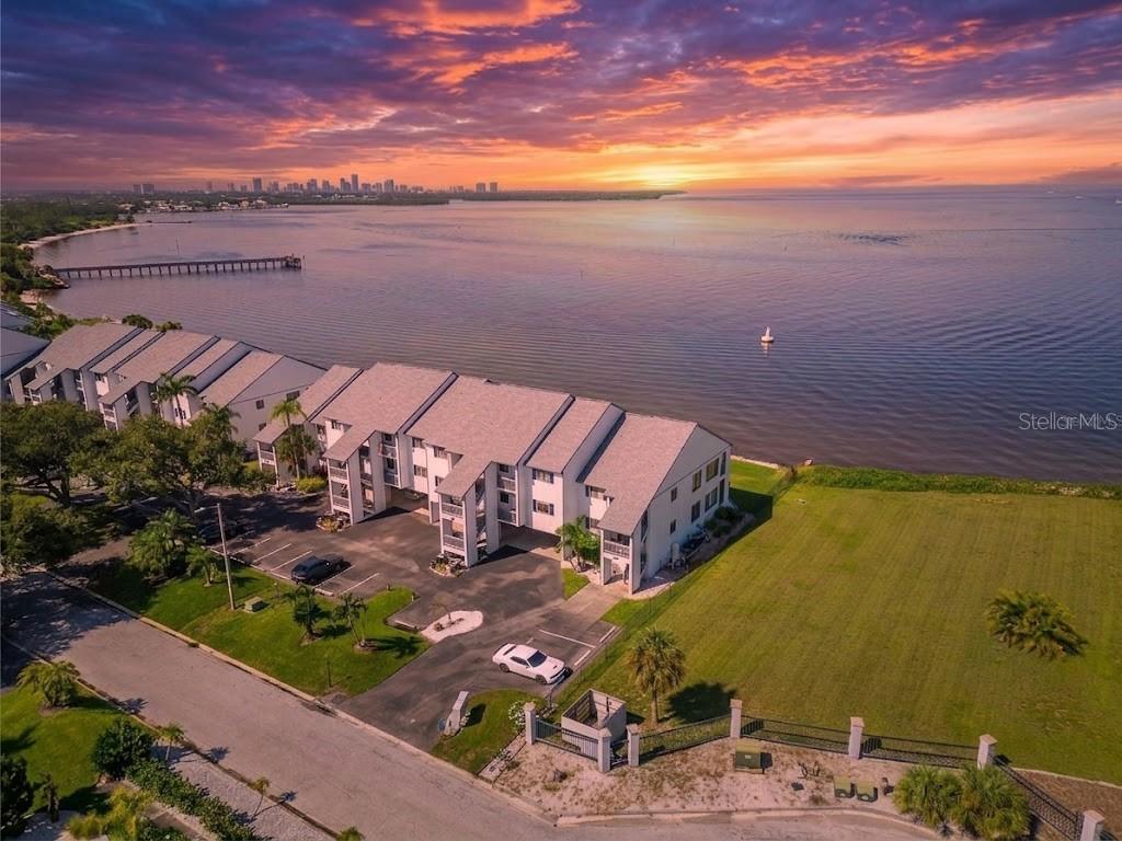 2nd image of 828 Bahia Del Sol Dr, RUSKIN, FL 33570