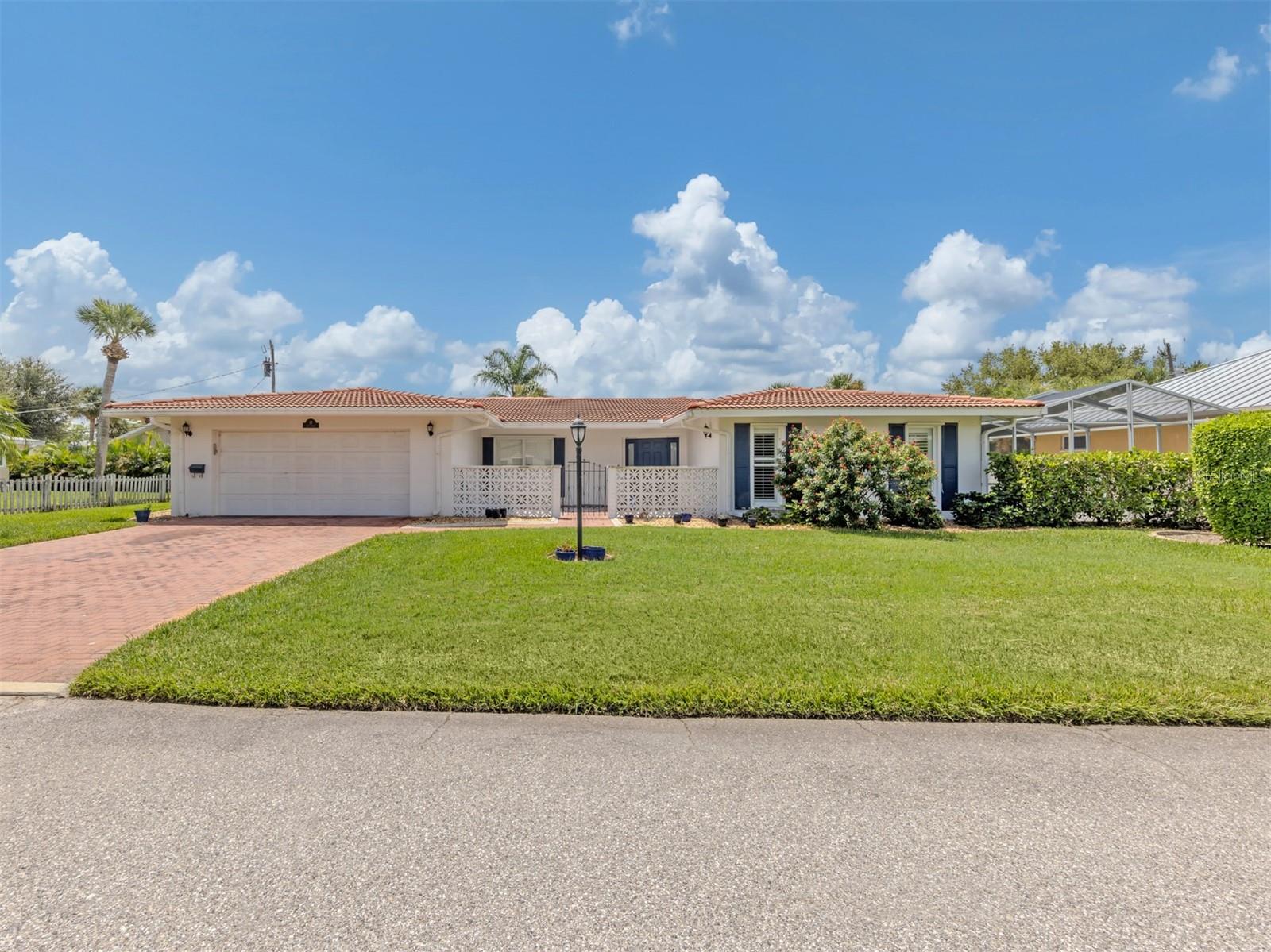 2nd image of 12 Gulf Manor Dr, Venice, FL 34285 | MLS# N6145381