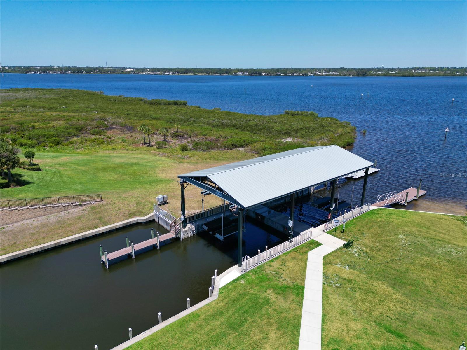 2nd image of 1041 Riverscape St, BRADENTON, FL 34208